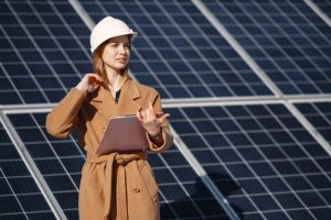 femmes-affaires-travaillant-controle-equipement-centrale-solaire-liste-controle-pour-tablette-femme-travaillant-exterieur-energie-solaire